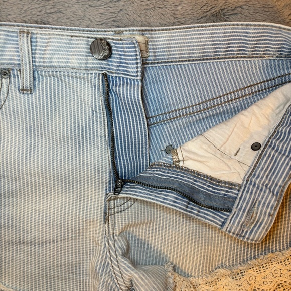 Free People Denim Shorts Womens 26 Light Wash Crochet Lace Trim Distressed Boho - Picture 6 of 7